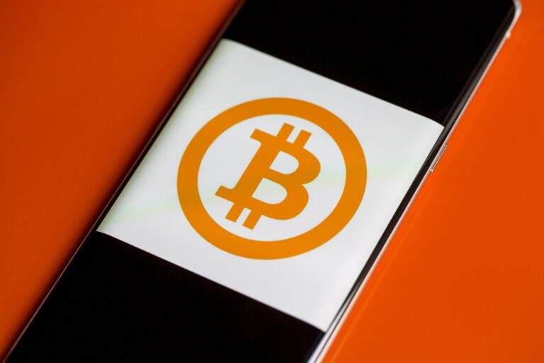 apple-pay-can-now-be-used-to-spend-bitcoin-cnet