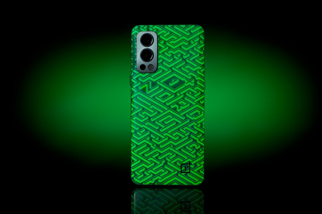 when-pac-man-meets-oneplus-green-glowy-things-happen-cnet