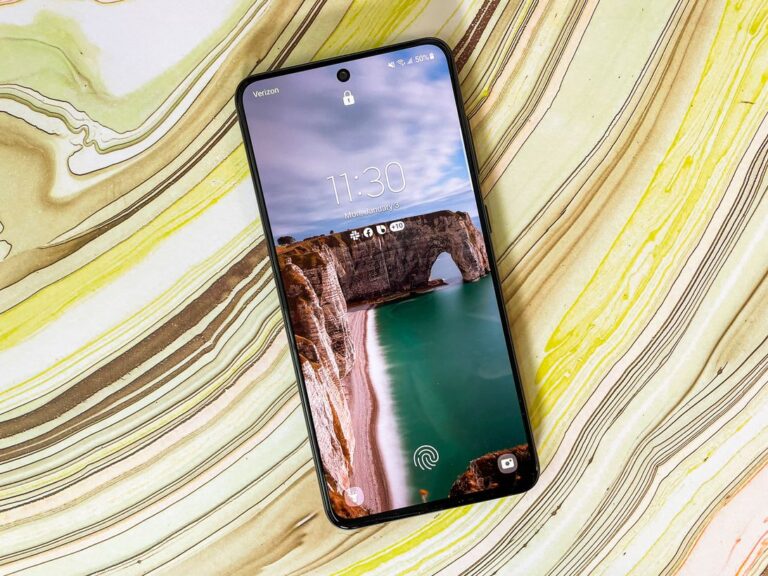Samsung led smartphone shipments for 2021, beating out Apple, research says – CNET